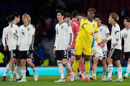 スコットランドに勝利し、堂安とタッチを交わすＧＫ鈴木彩（手前右から２人目）＝共同