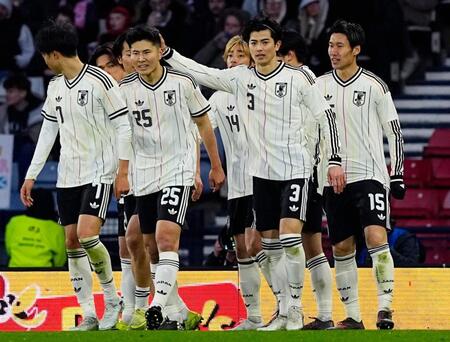 後半、伊東（中央奥）が先制ゴールを決め、鈴木淳をねぎらう谷口（３）＝共同