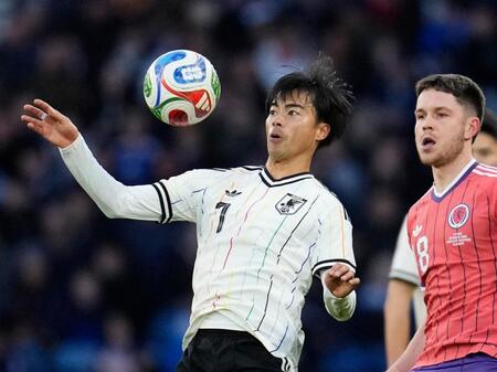 後半、トラップする三笘（左）＝共同