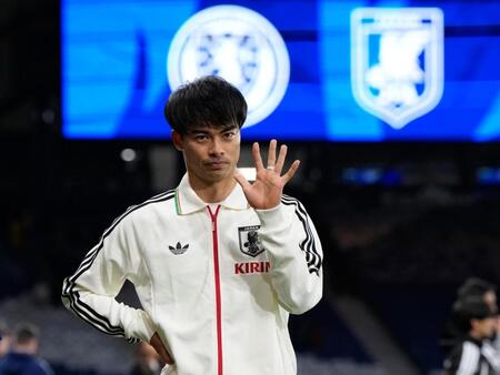 スコットランドに勝利し、サポーターの声援に応える三笘（共同）