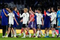 スコットランドに勝利し、タッチを交わす伊東（１４）ら日本代表（共同）