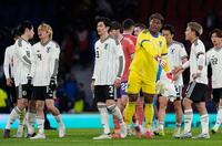 スコットランドに勝利し、堂安とタッチを交わすＧＫ鈴木彩（手前右から２人目）＝共同