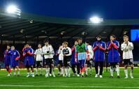 スコットランドに勝利し、サポーターにあいさつする日本代表（共同）