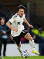 後半、ドリブルで攻め込む塩貝（共同）