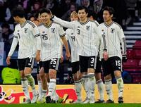 後半、伊東（中央奥）が先制ゴールを決め、鈴木淳をねぎらう谷口（３）＝共同