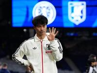 スコットランドに勝利し、サポーターの声援に応える三笘（共同）