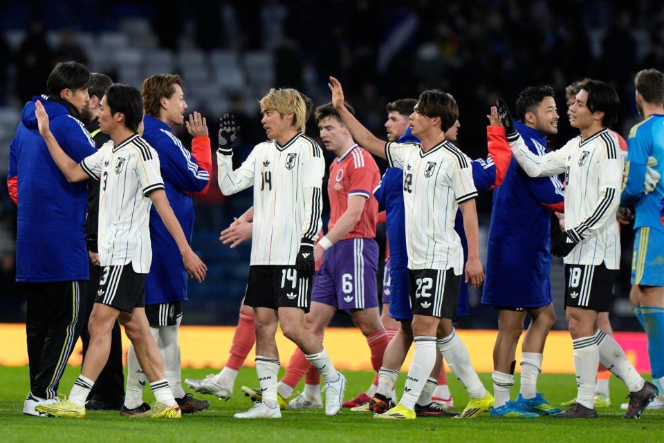 スコットランドに勝利し、タッチを交わす伊東（１４）ら日本代表（共同）
