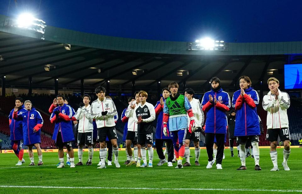 スコットランドに勝利し、サポーターにあいさつする日本代表（共同）