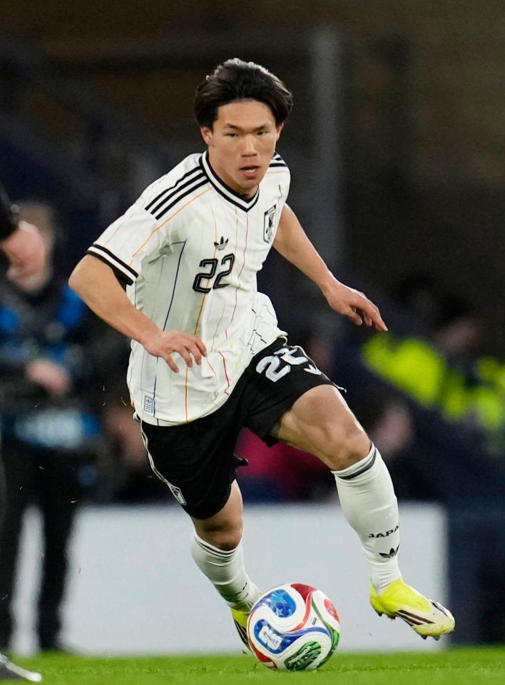 後半、ドリブルで攻め込む塩貝（共同）