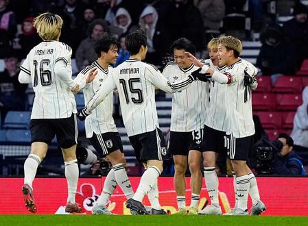 　後半、伊東（右から２人目）が先制ゴールを決め喜ぶ日本（共同）　
