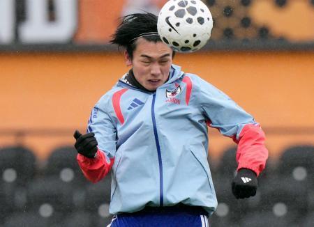 　イングランド戦に向け調整する上田＝ロンドン（共同）