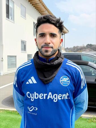 トレーニング後に取材に応じた町田のＭＦバスケスバイロン