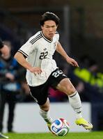 　後半、ドリブルで攻め込む塩貝（共同）