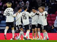 　後半、伊東（右から２人目）が先制ゴールを決め喜ぶ日本（共同）　