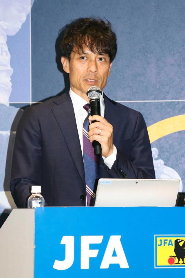 　再任が決まり、記者会見する日本サッカー協会の宮本恒靖会長