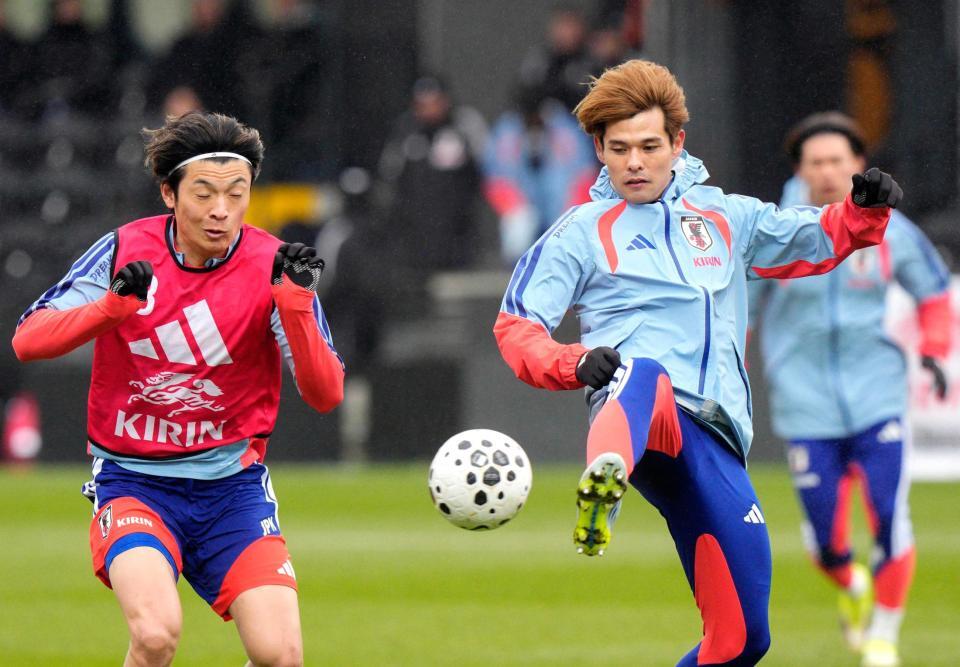 　イングランド戦に向け調整する町野（左）と佐野海（共同）