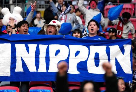 イングランド戦で盛り上がる日本サポーター（共同）