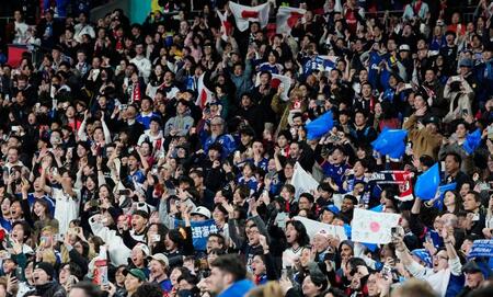 イングランドに初勝利し盛り上がる日本サポーター（共同）