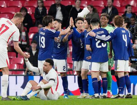 イングランドに初勝利し喜ぶ日本代表（共同）
