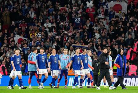 イングランドに勝利した日本代表。手前右端は試合に訪れた南野、同２人目は遠藤＝ロンドン（共同）