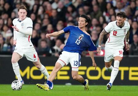 後半、競り合う中村（中央）＝ロンドン（共同）