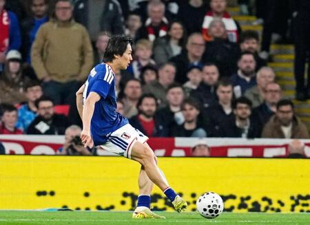 前半、パスを出す中村。この後、三笘がゴールを決める＝ロンドン（共同）