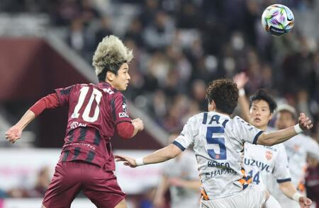 後半、パスを出す大迫勇也（撮影・中田匡峻）