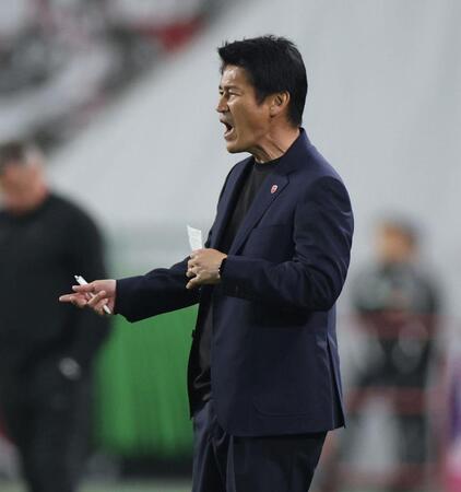 前半、指示を出す清水・吉田孝行監督（撮影・中田匡峻）