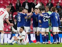 イングランドに初勝利し喜ぶ日本代表（共同）