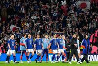 イングランドに勝利した日本代表。手前右端は試合に訪れた南野、同２人目は遠藤＝ロンドン（共同）