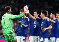 イングランドに勝利し、タッチを交わすＧＫ鈴木彩（左端）ら日本代表＝ロンドン（共同）