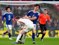 後半、激しく競り合う小川（右）＝ロンドン（共同）