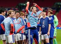イングランドから初勝利を挙げ、サポーターと喜びを分かち合う橋岡（中央）と笑顔の選手たち＝ロンドン（共同）