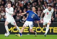 後半、競り合う中村（中央）＝ロンドン（共同）