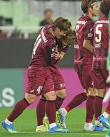 前半、先制ゴールを決め笑顔を見せる永戸勝也（左）＝撮影・中田匡峻