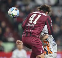 前半、先制ゴールを決める永戸勝也（撮影・中田匡峻）