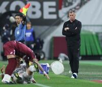 前半、ピッチを見つめる神戸　ミヒャエル・スキッベ監督（右）＝撮影・中田匡峻