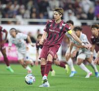 後半、ＰＫでゴールを決める神戸・扇原貴宏（撮影・中田匡峻）