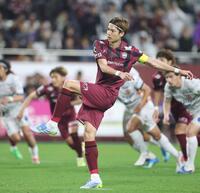 後半、ＰＫでゴールを決める神戸・扇原貴宏（撮影・中田匡峻）