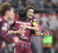 後半、ＰＫでゴールを決め神戸・井手口陽介（７）と抱擁を交わす神戸・扇原貴宏（撮影・中田匡峻）