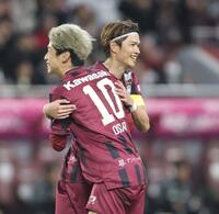 後半、ＰＫでゴールを決め大迫（左）と抱擁を交わす扇原（撮影・中田匡峻）