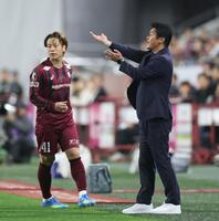 前半、指示を出す清水・吉田孝行監督。左は神戸・永戸勝也（撮影・中田匡峻）