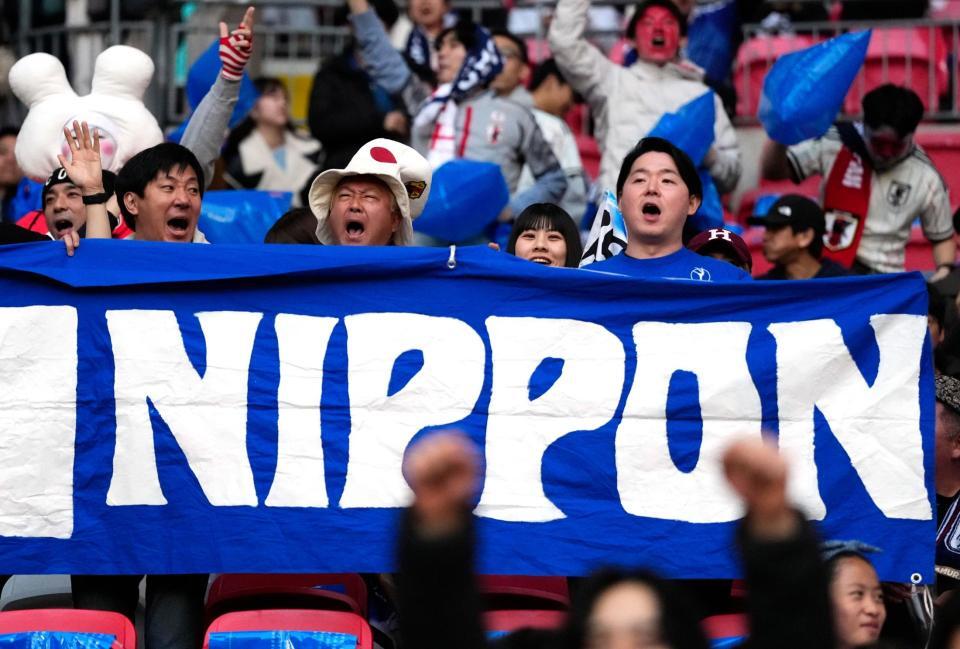 イングランド戦で盛り上がる日本サポーター（共同）
