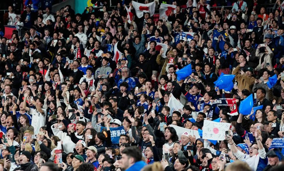 イングランドに初勝利し盛り上がる日本サポーター（共同）