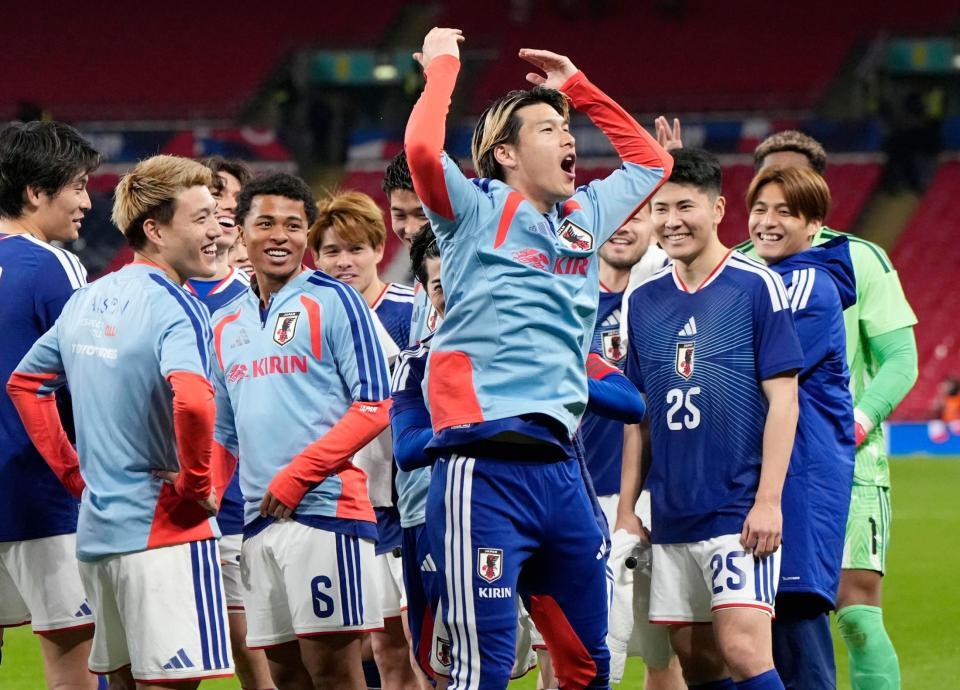 イングランドから初勝利を挙げ、サポーターと喜びを分かち合う橋岡（中央）と笑顔の選手たち＝ロンドン（共同）