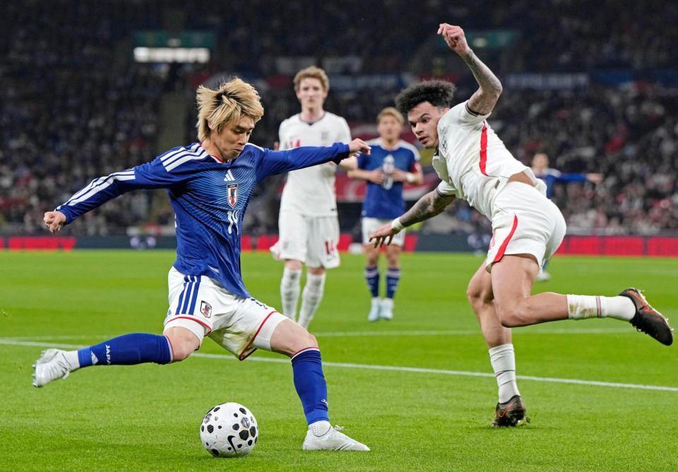 前半、攻め込む伊東（左）＝ロンドン（共同）