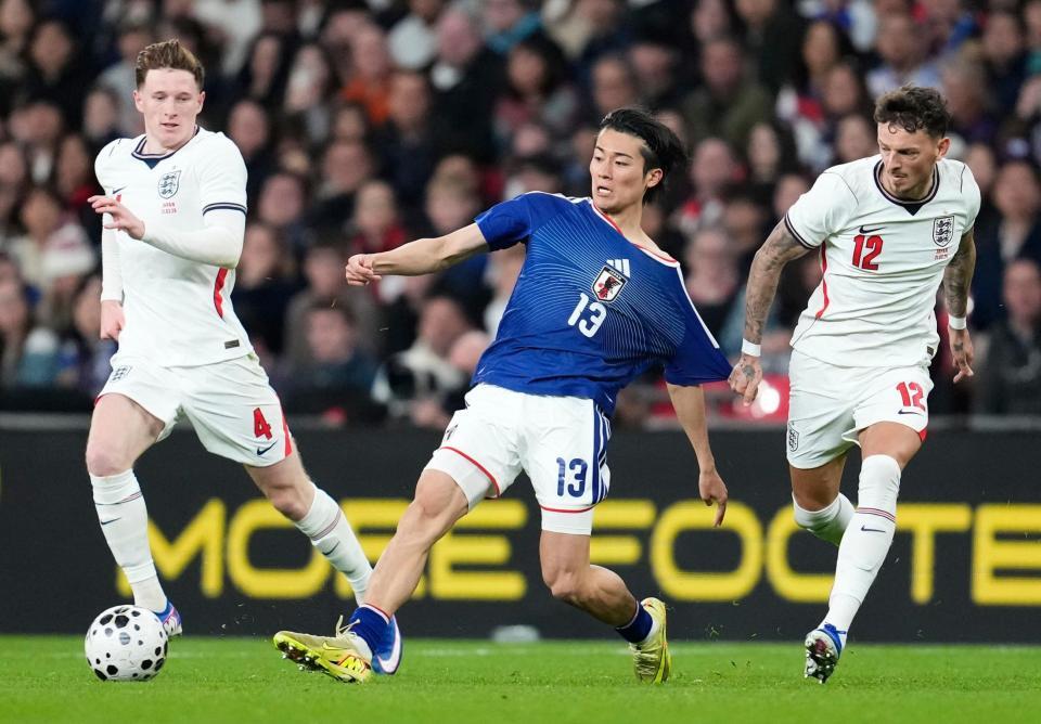 後半、競り合う中村（中央）＝ロンドン（共同）