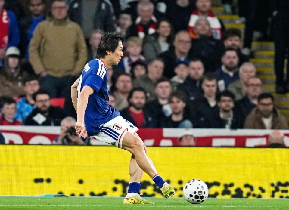 前半、パスを出す中村。この後、三笘がゴールを決める＝ロンドン（共同）