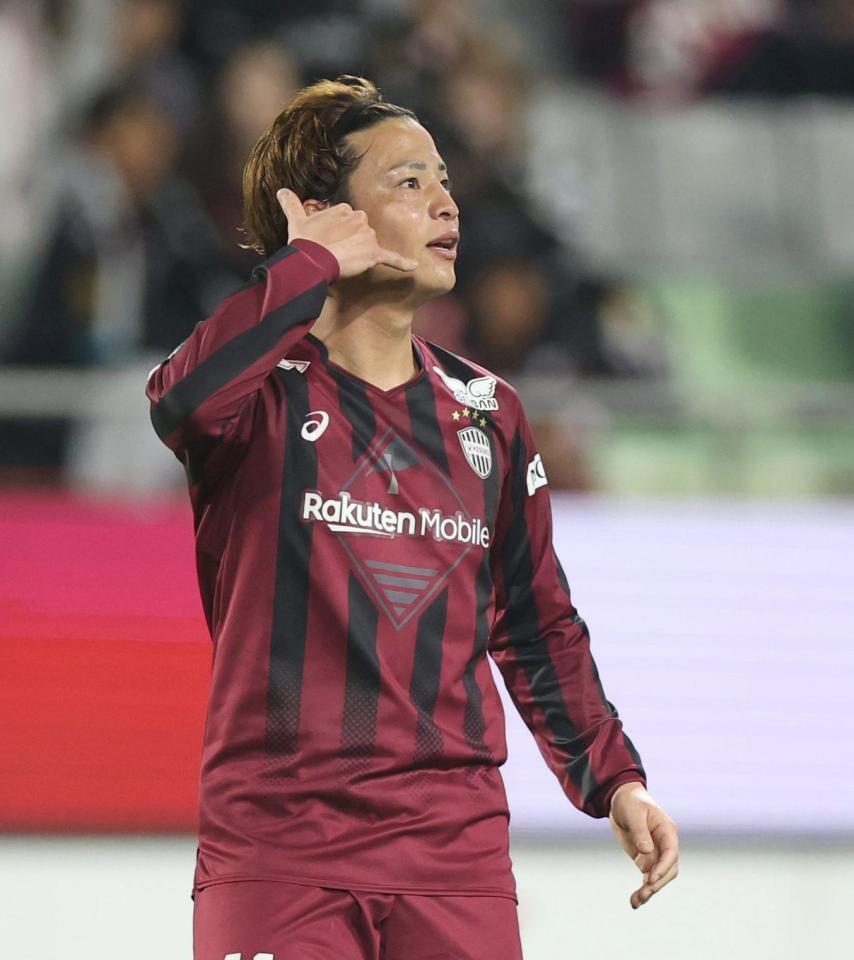 前半、先制ゴールを決め、ポーズを決める神戸・永戸勝也（撮影・中田匡峻）