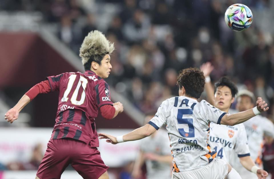 後半、パスを出す大迫勇也（撮影・中田匡峻）